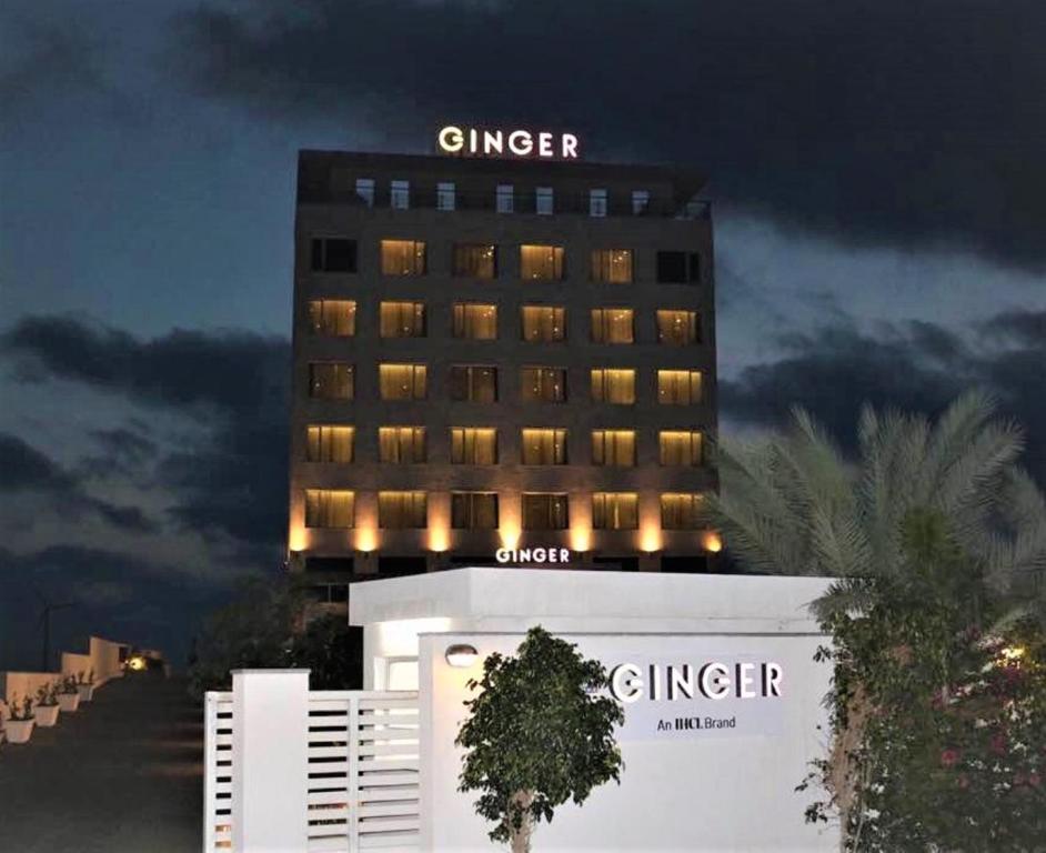 una representación del hotel Clipper por la noche en Ginger Dwarka en Dwarka