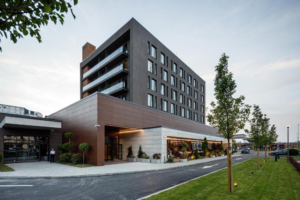 um grande edifício na lateral de uma rua em Qosmo Brasov Hotel em Braşov