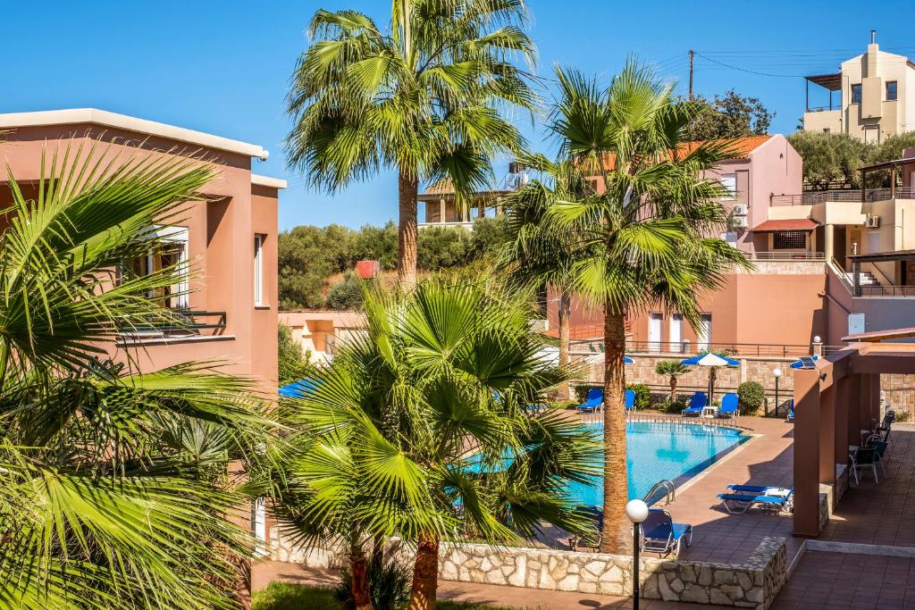 Bazén v ubytovaní Theos Holidays Apartments alebo v jeho blízkosti