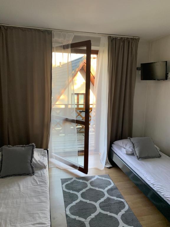 Posteľ alebo postele v izbe v ubytovaní Przystanek Gubałówka -Guest House Zakopane