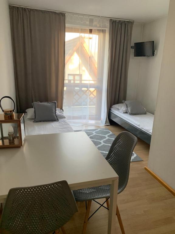 Posteľ alebo postele v izbe v ubytovaní Przystanek Gubałówka -Guest House Zakopane