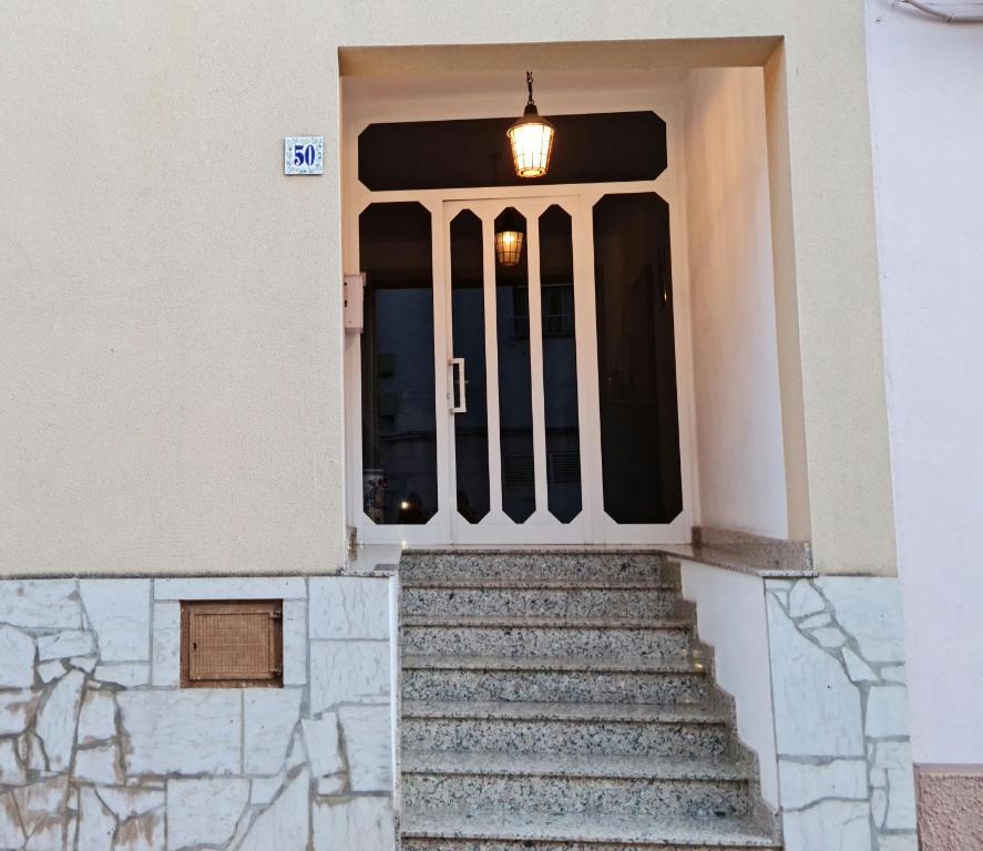 una escalera que conduce a una puerta con una puerta en Casa Rosa, en Alcanar
