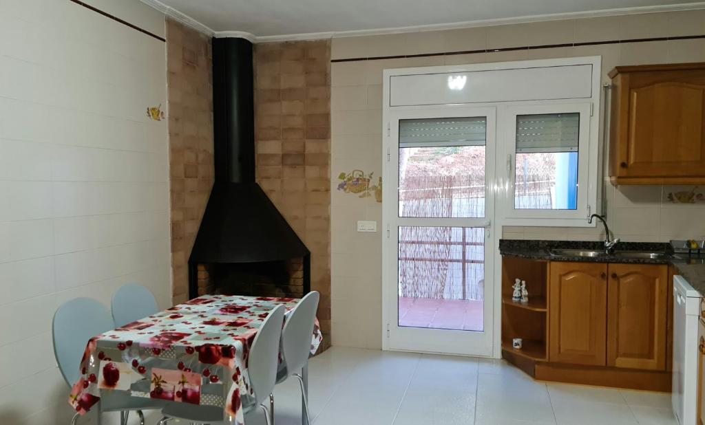 una cocina con una mesa y una estufa en Casa Mirador, en Alcanar