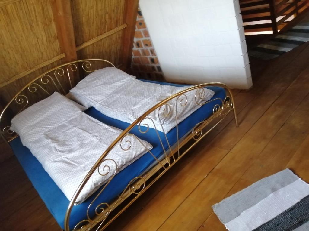 Łóżko lub łóżka w pokoju w obiekcie Lisztes Apartman (medencés, nádfedeles, Zamárdi)