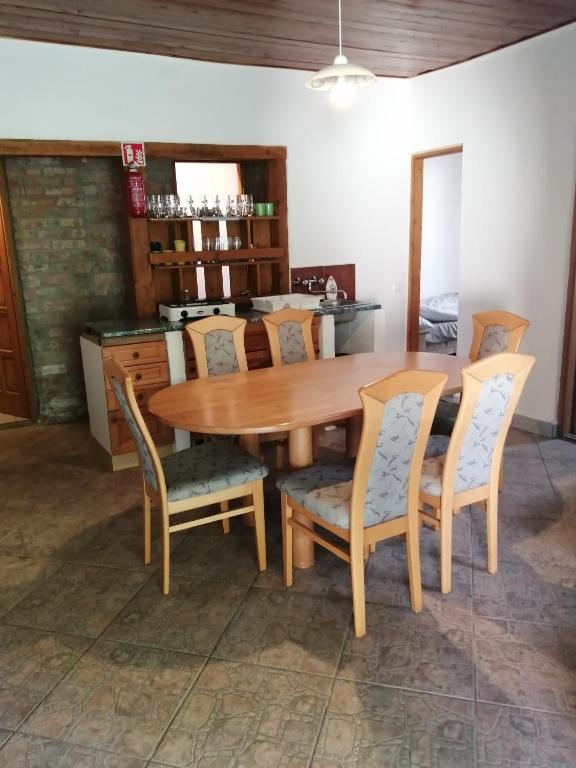 Zdjęcie z galerii obiektu Lisztes Apartman (medencés, nádfedeles, Zamárdi) w Zamárdi