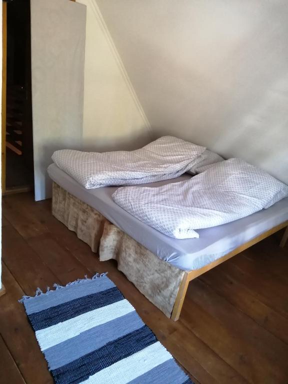 Łóżko lub łóżka w pokoju w obiekcie Lisztes Apartman (medencés, nádfedeles, Zamárdi)