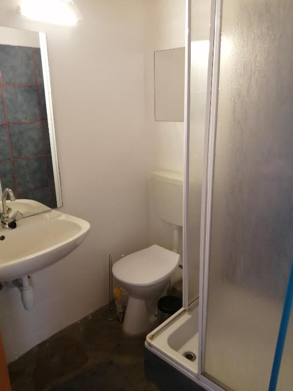 Łazienka w obiekcie Lisztes Apartman (medencés, nádfedeles, Zamárdi)