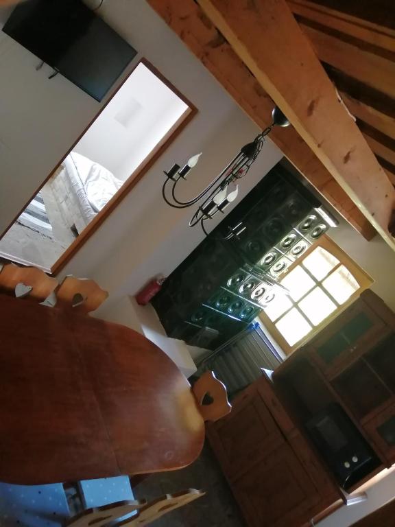 Kuchnia lub aneks kuchenny w obiekcie Lisztes Apartman (medencés, nádfedeles, Zamárdi)