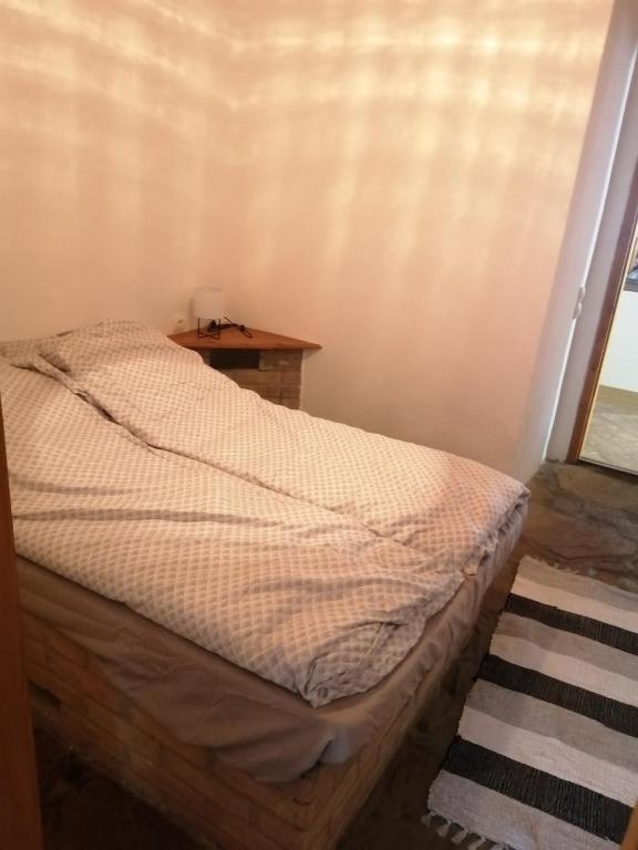 Łóżko lub łóżka w pokoju w obiekcie Lisztes Apartman (medencés, nádfedeles, Zamárdi)