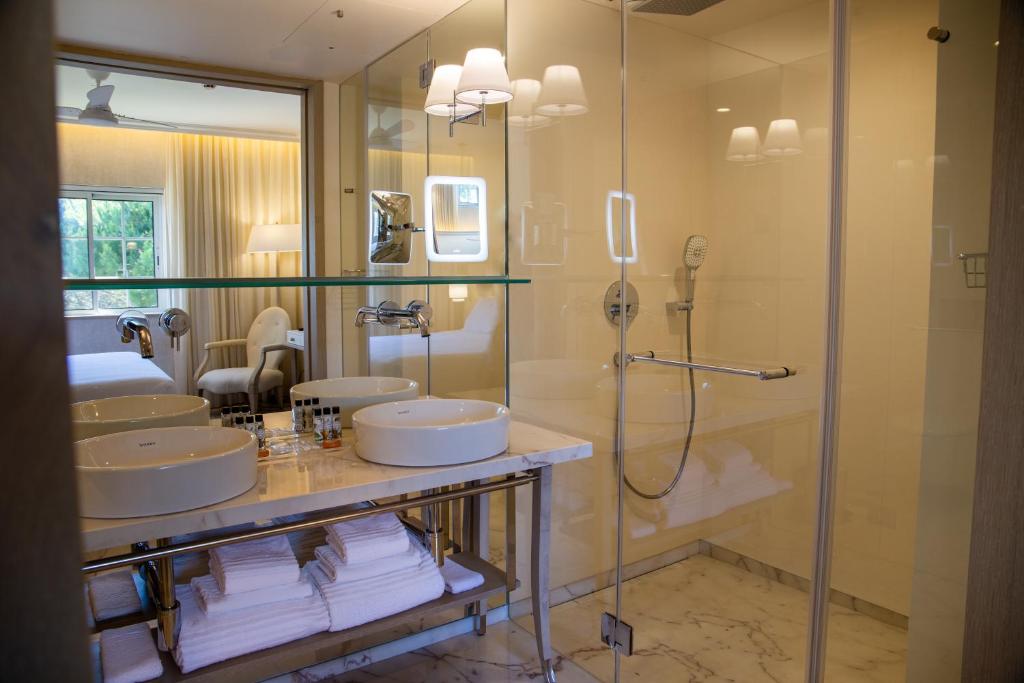 a bathroom with two sinks and a shower at Vila Alba Resort in Carvoeiro