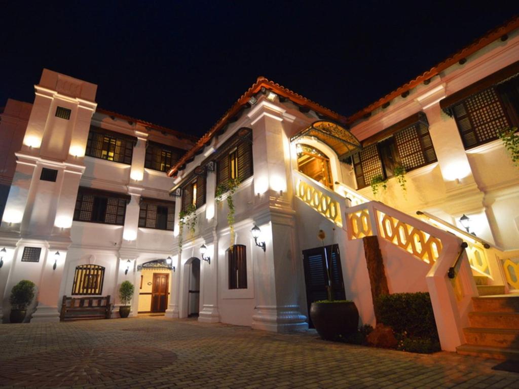 a building with a street sign in front of it at night at Hotel Veneto De Vigan in Vigan