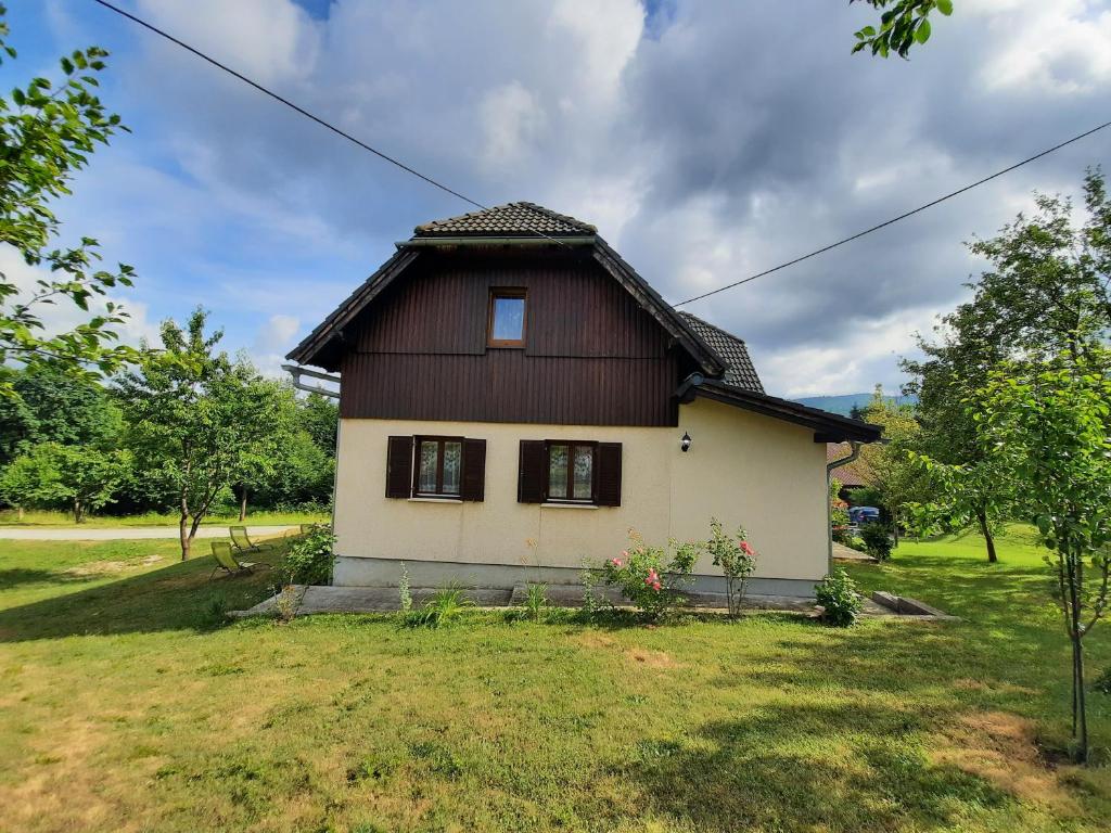 ein kleines Haus auf einem Grasfeld in der Unterkunft Guest House Matej & Mateja in Plitvička Jezera
