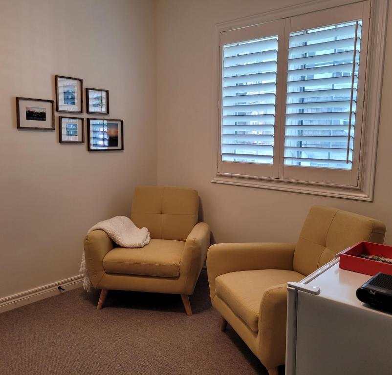 a waiting room with two chairs and a window at La Maison de Sophie in Niagara-on-the-Lake