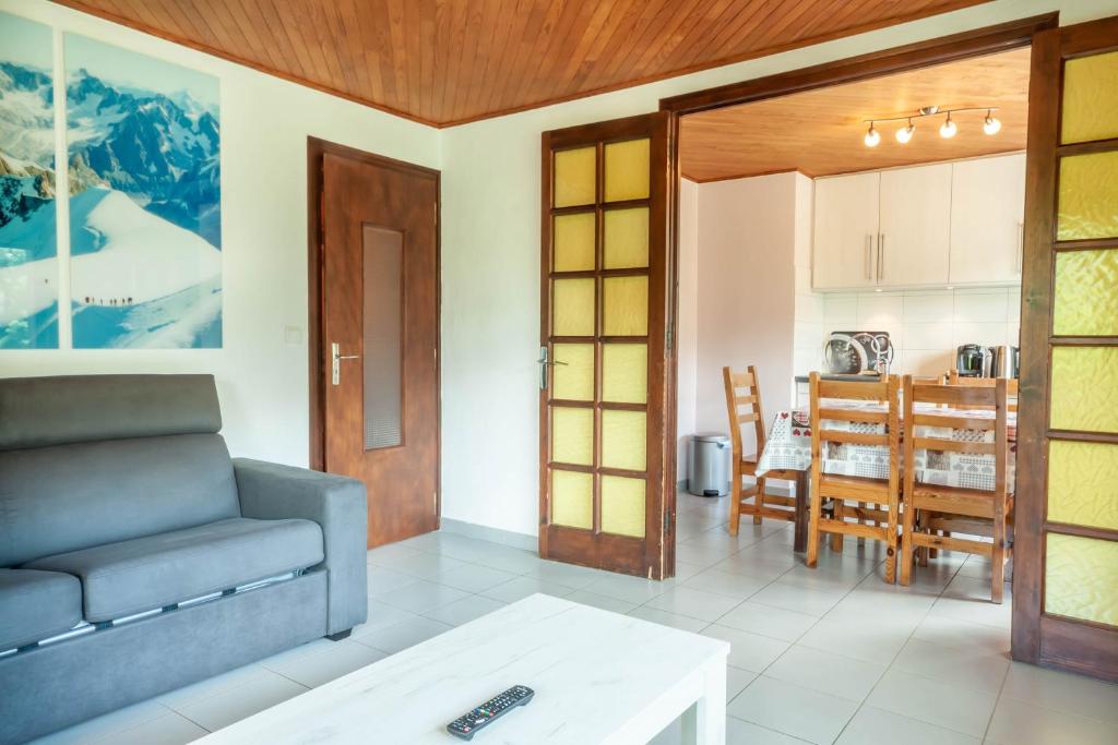 un salon avec un canapé et une table dans l'établissement Egralets 2b, à Morzine