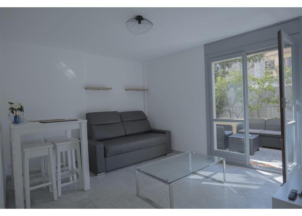 Apt 2 Pers 200m de la mer plus Parking proche