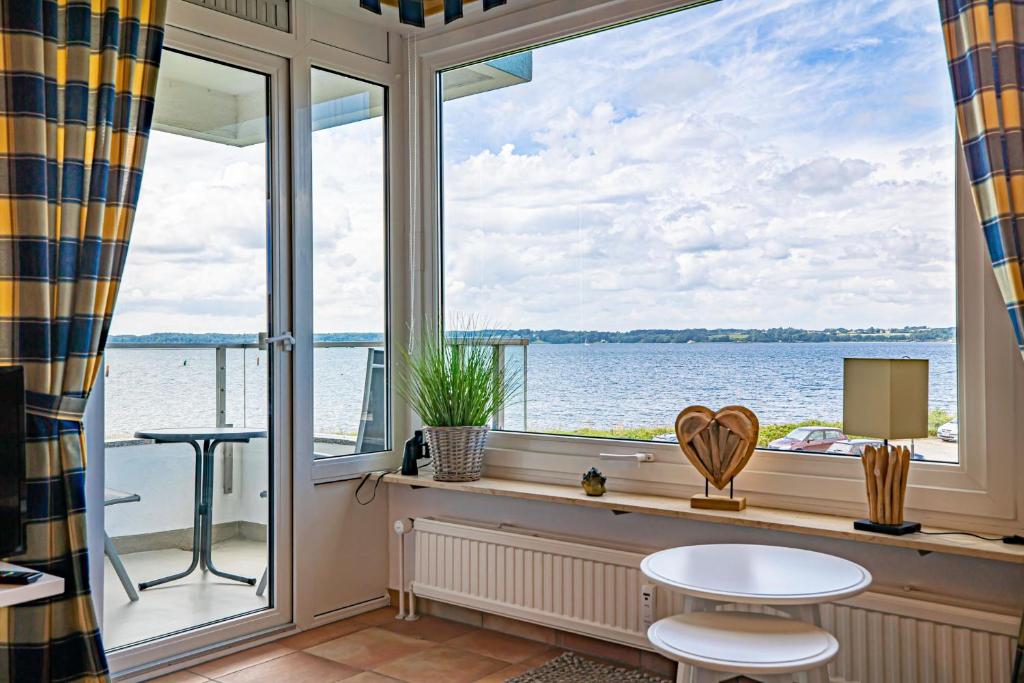 einen Fensterplatz mit Blick auf das Wasser in der Unterkunft fewo1846 - MeerSinne - Stilvolle Wohnung mit Balkon und Meerblick in Glücksburg