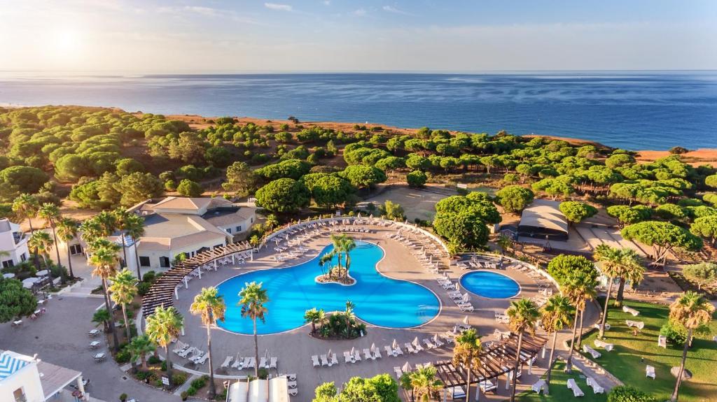 einen Luftblick auf ein Resort mit einem Pool in der Unterkunft AP Adriana Beach Resort in Albufeira