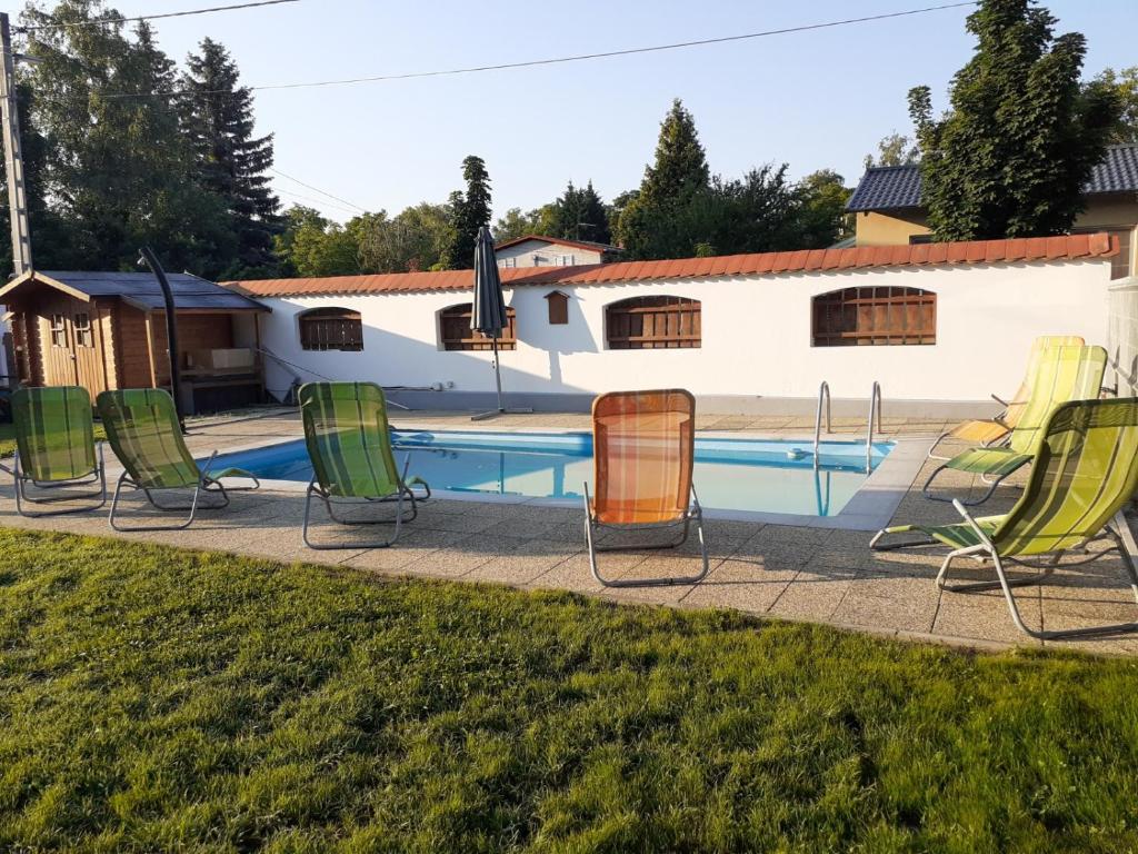 Basen w obiekcie Lisztes Apartman (medencés, nádfedeles, Zamárdi) lub w pobliżu