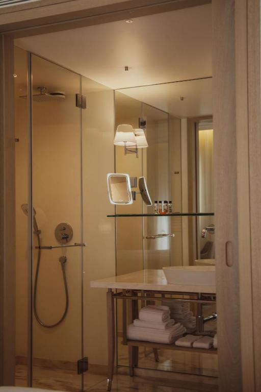 a bathroom with a sink and a mirror at Vila Alba Resort in Carvoeiro