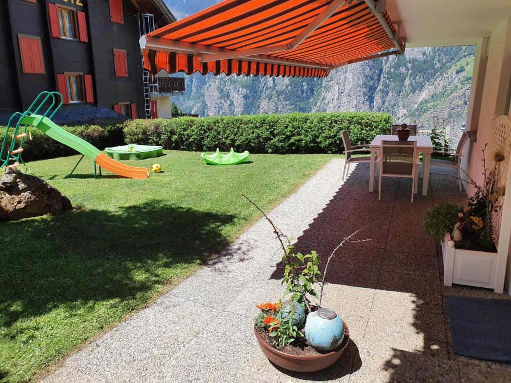 Κήπος έξω από το Chalet Schneevogul