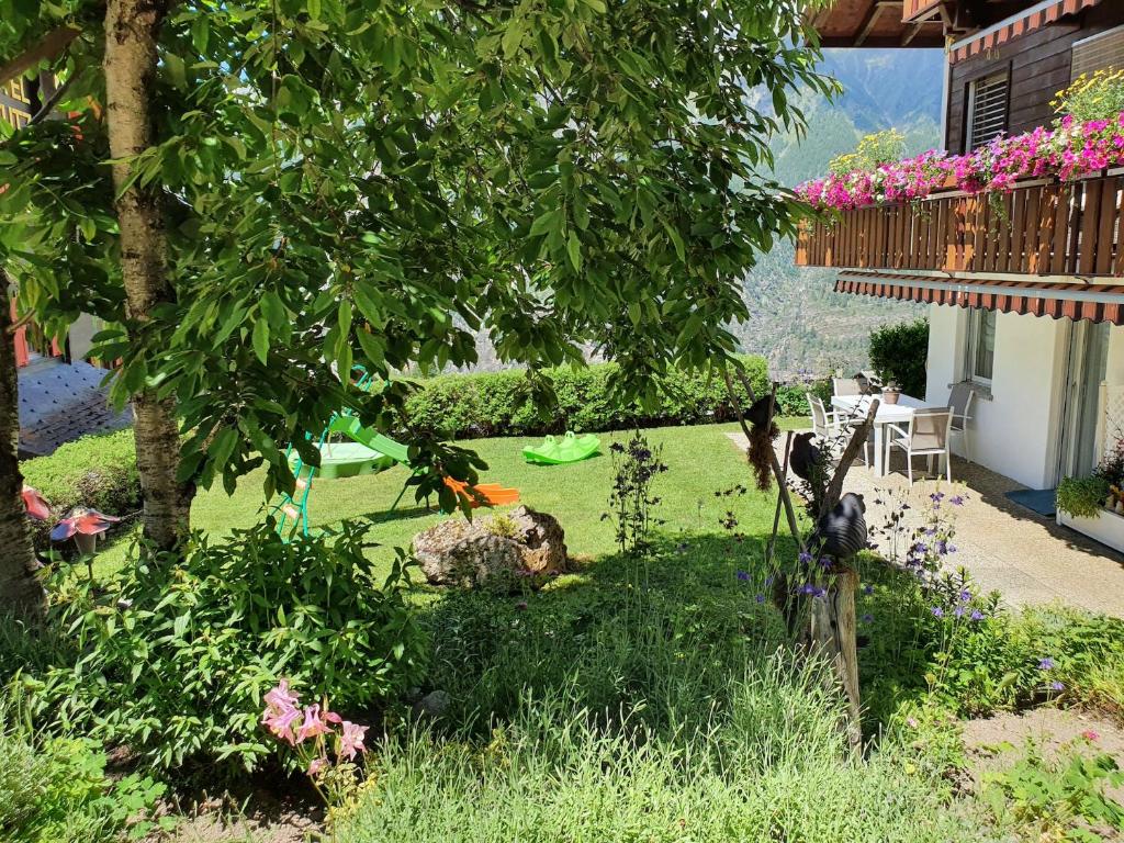 Κήπος έξω από το Chalet Schneevogul