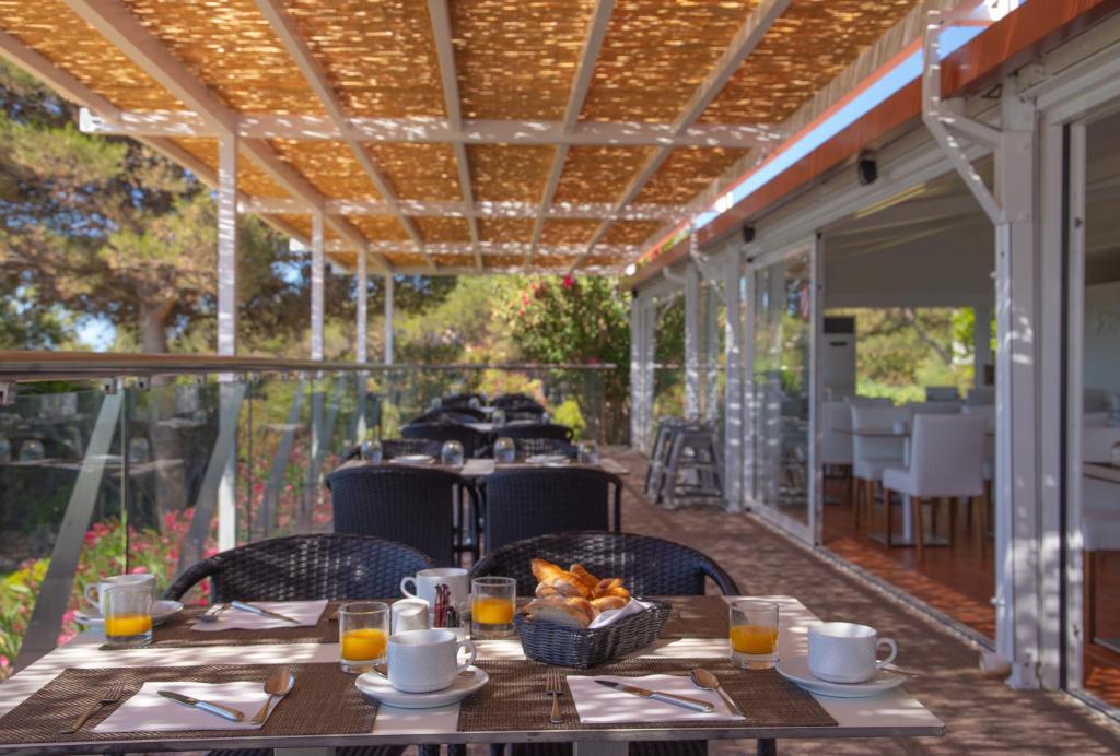 an outdoor dining area with a table and chairs at Vila Alba Resort in Carvoeiro
