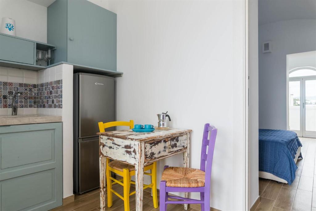 a kitchen with an old table and chairs at Casetta Mare in Villanova di Ostuni