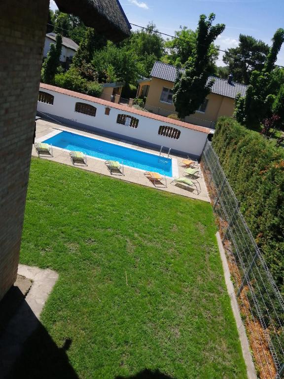 Basen w obiekcie Lisztes Apartman (medencés, nádfedeles, Zamárdi) lub w pobliżu