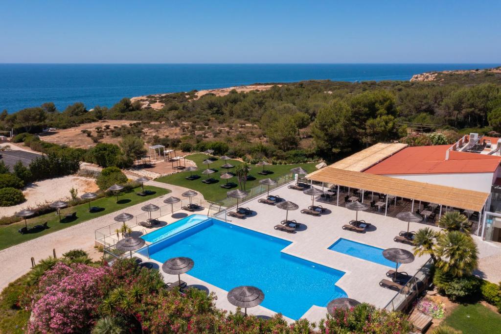 uma vista aérea de um resort com uma piscina em Vila Alba Resort em Carvoeiro