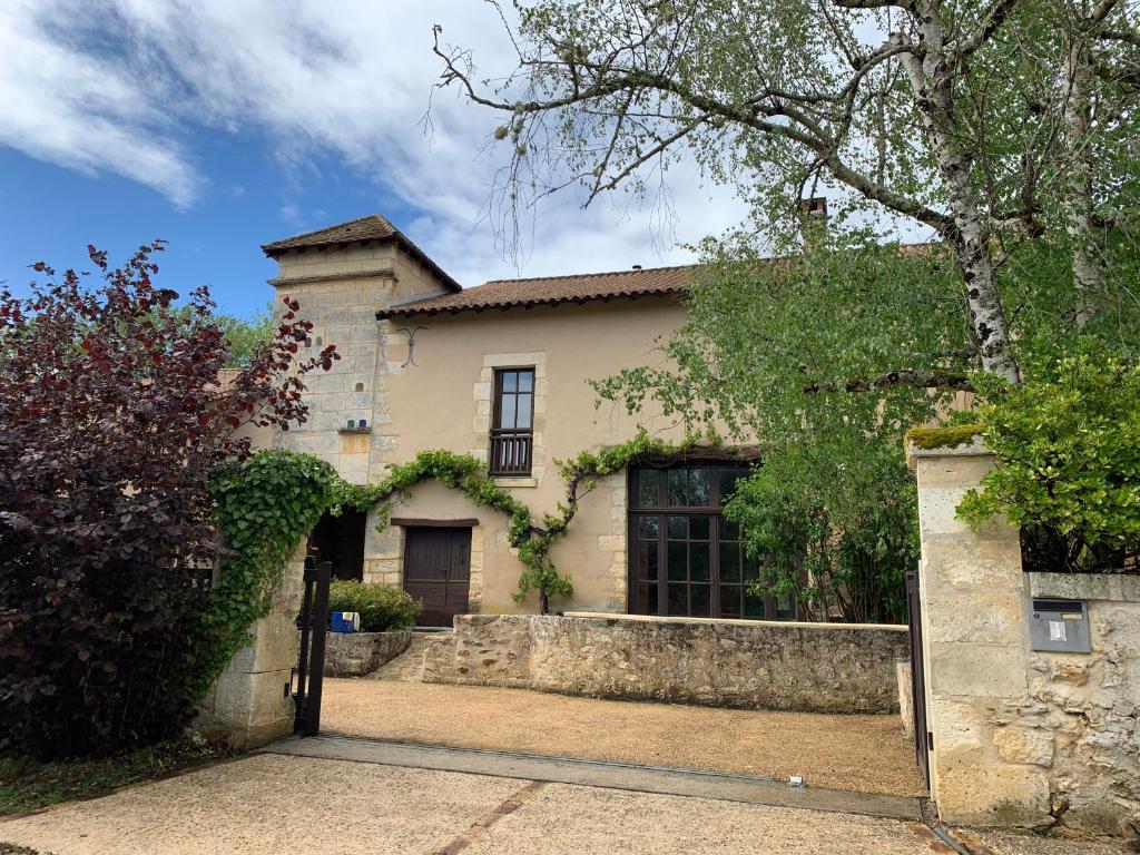 una casa con una puerta delante de ella en Grande villa au coeur de la Dordogne en Paussac-et-Saint-Vivien