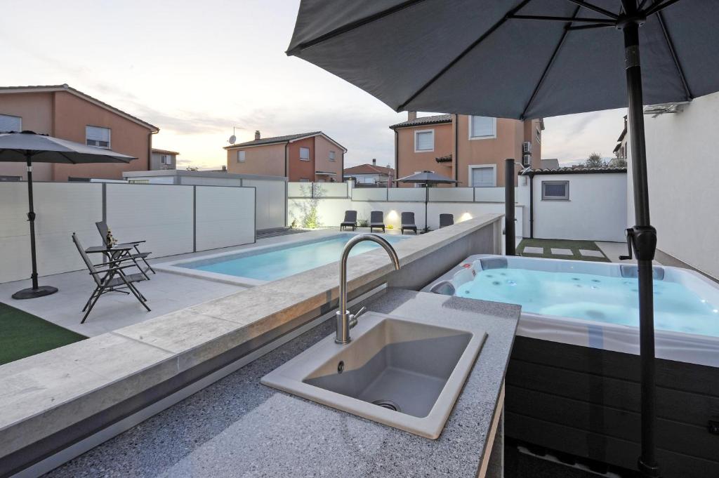 Bazén v ubytování Casa Tara Three-Bedroom Holiday Home nebo v jeho okolí