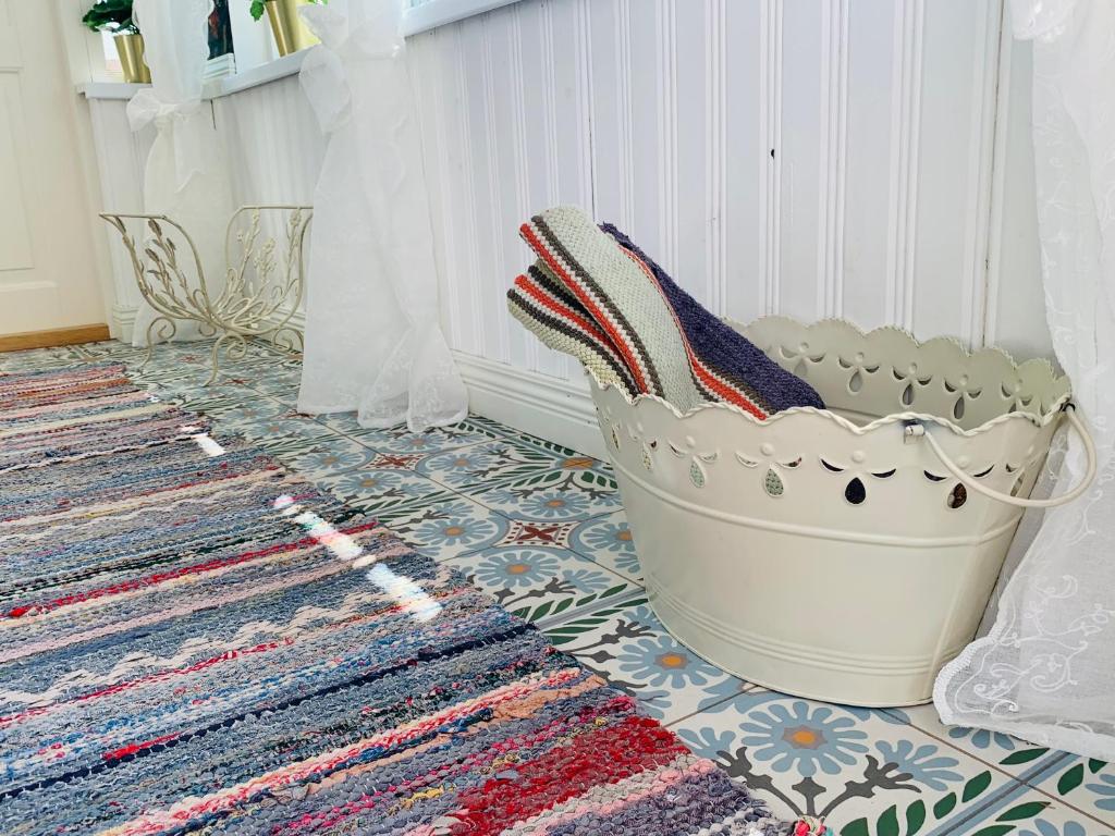 a room with a tub on the floor next to a rug at Boutique Villa MAMELFA in Tiheda