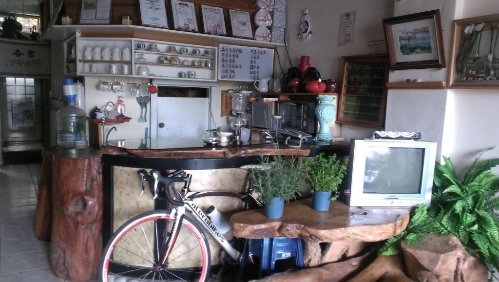 a bike parked next to a kitchen with a counter at Art Taiwan Homestay in Shunan