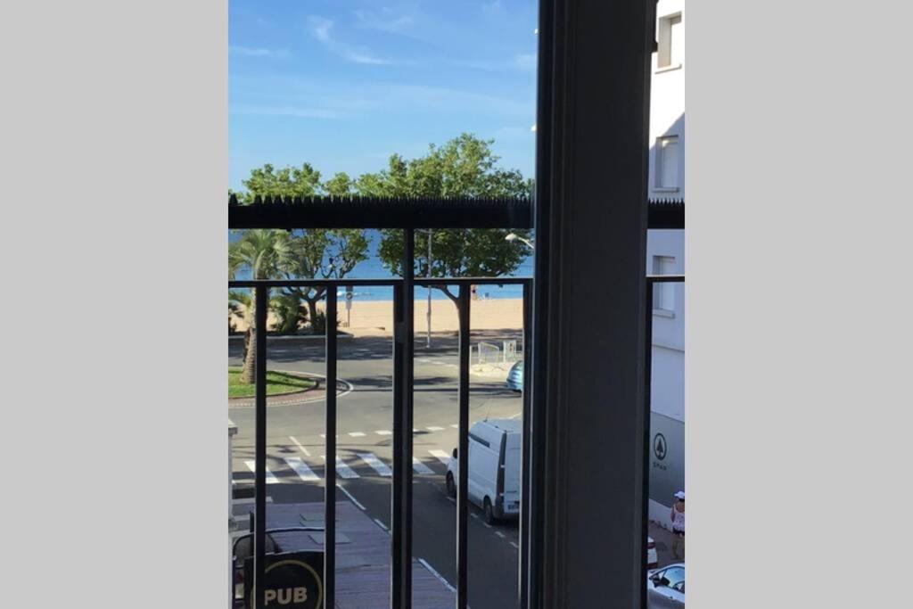 - une vue depuis la fenêtre d'un parking dans l'établissement Des vacances de rêve, à Fréjus