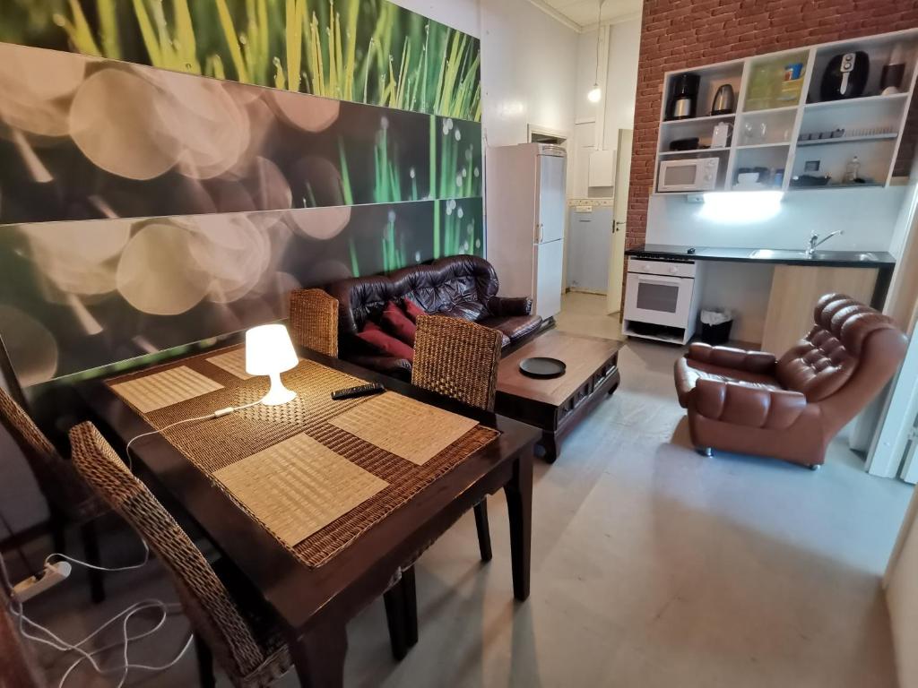 Posezení v ubytování Captivating 4-Bed Apartment in Kotka SaunaFacility