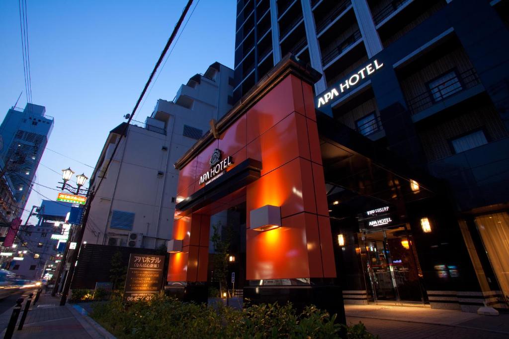 un edificio con un letrero al lado de una calle en APA Hotel Namba-Shinsaibashi, en Osaka