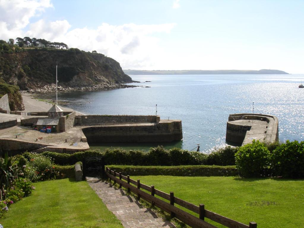 una vista de un cuerpo de agua con muelle en Pochin House Collections, en St Austell