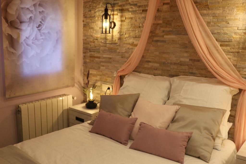 Uma cama ou camas num quarto em La Casita de Ana. Puerta Valencia. Casco antiguo
