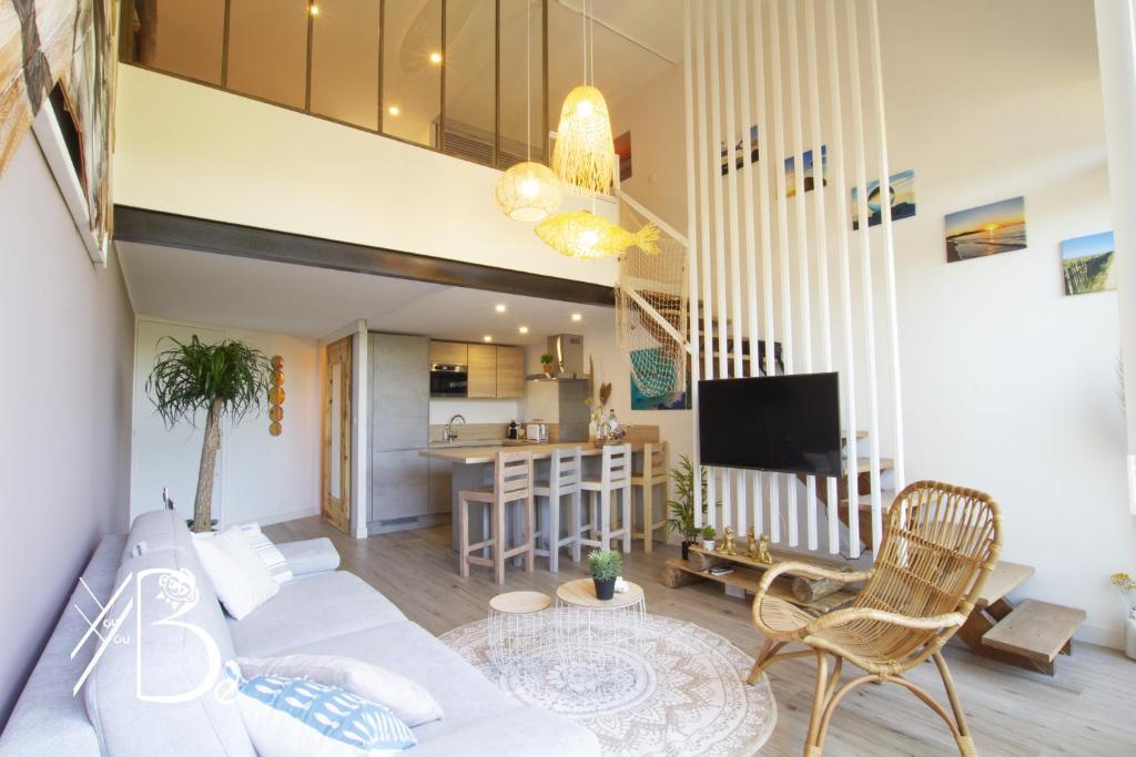 ein Wohnzimmer mit einer weißen Couch und einer Küche in der Unterkunft Résidence de Porticcio youyoube2 in Porticcio