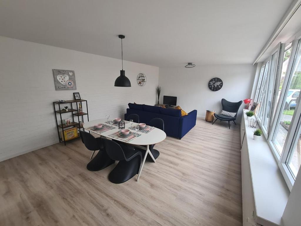 een woonkamer met een tafel en een blauwe bank bij Rent & Relax in Mol