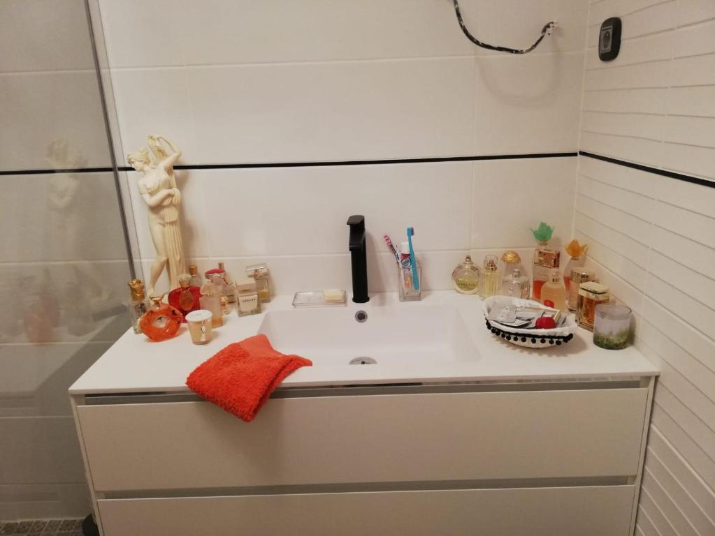 een badkamer met een wastafel en een douche bij lilou in Biganos