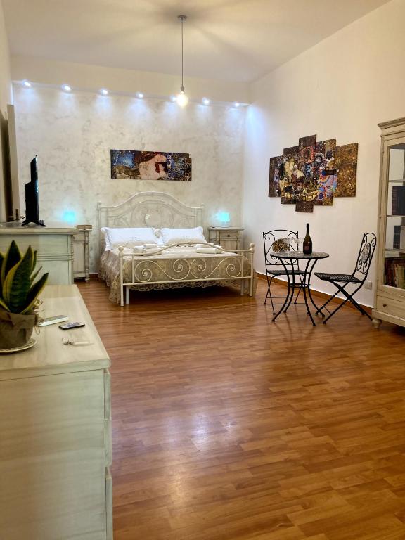 Postel nebo postele na pokoji v ubytování SUITE OF KLIMT