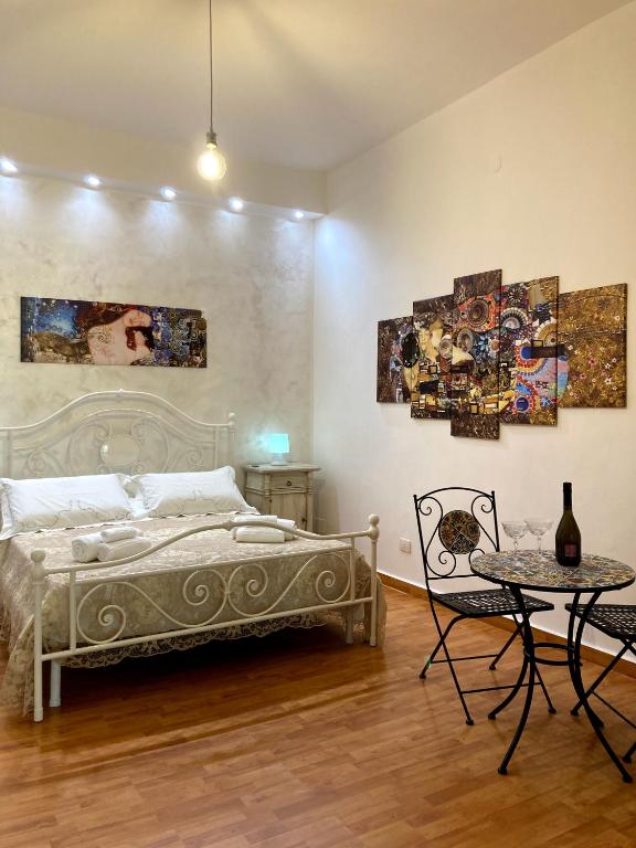 Postel nebo postele na pokoji v ubytování SUITE OF KLIMT