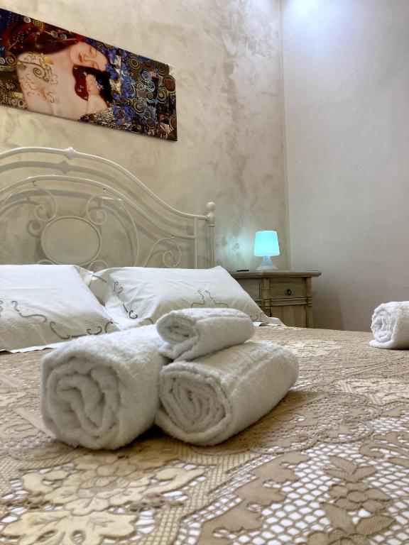 Postel nebo postele na pokoji v ubytování SUITE OF KLIMT