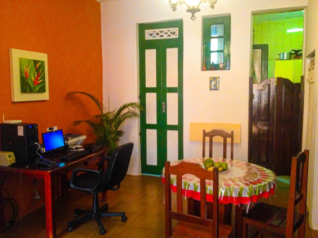 Cette chambre comprend un bureau et une table avec une table. dans l'établissement Hostel da Providência, à Salvador