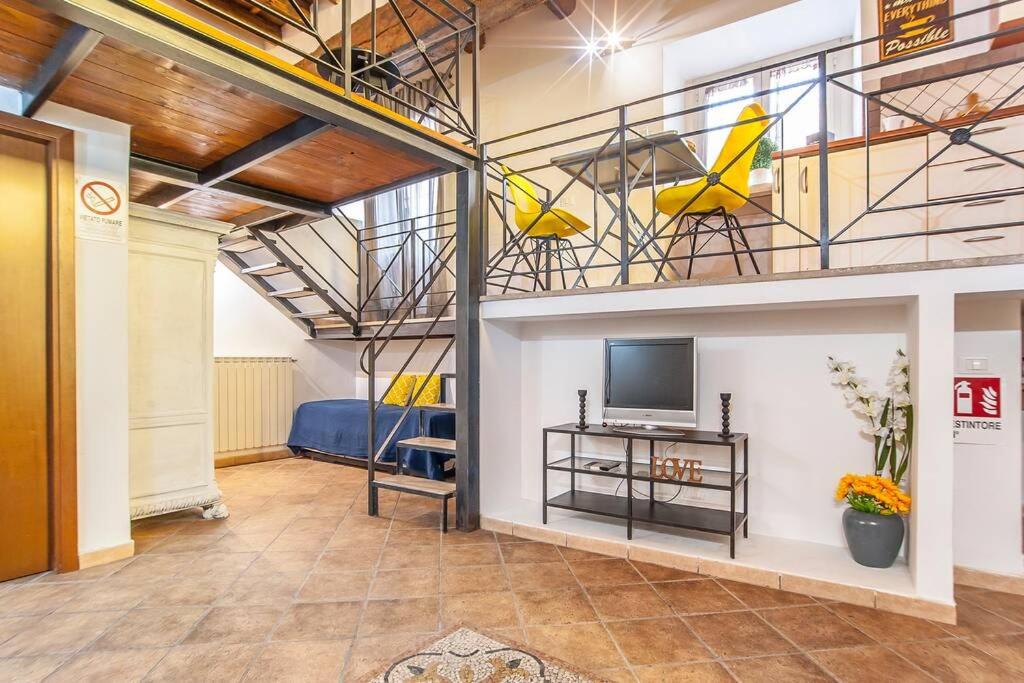 Televízia a/alebo spoločenská miestnosť v ubytovaní L’Antico borgo di Trastevere