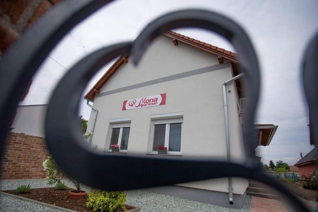 Budova, v ktorej sa apartmán nachádza