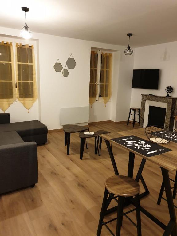 uma sala de estar com uma mesa e um sofá em Appartement Dali centre historique Perpignan em Perpignan