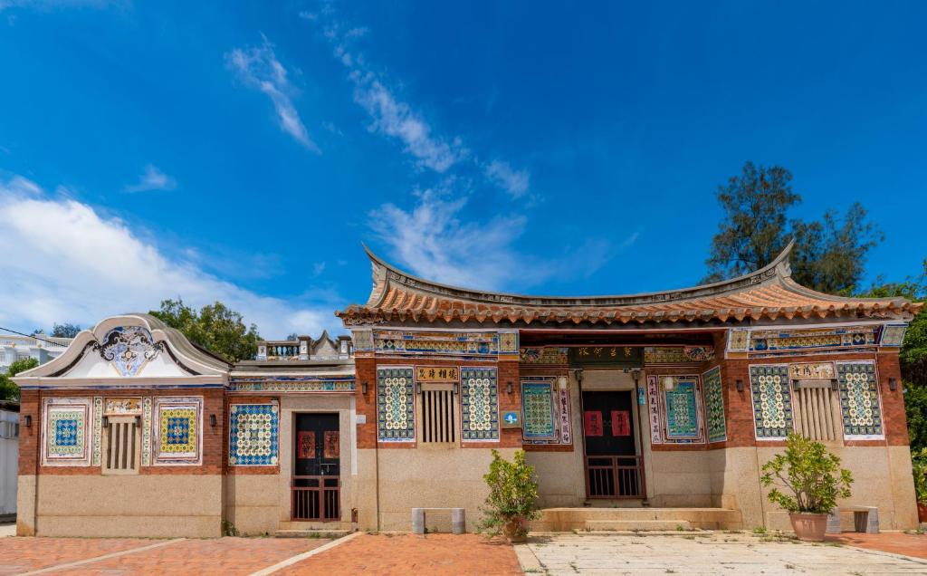 ein altes Gebäude mit chinesischem Dach in der Unterkunft Kinmenhouse of Old Tiles No 4 in Jincheng