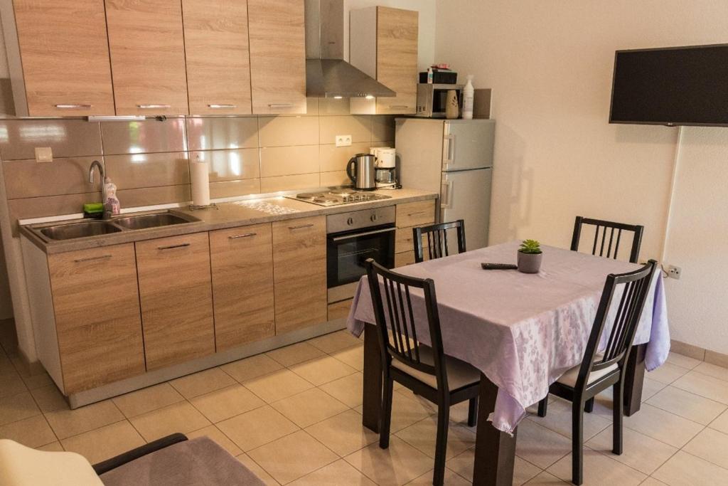 Kuchyňa alebo kuchynka v ubytovaní Apartment in Mundanije with terrace, air conditioning, WiFi (4912-2)